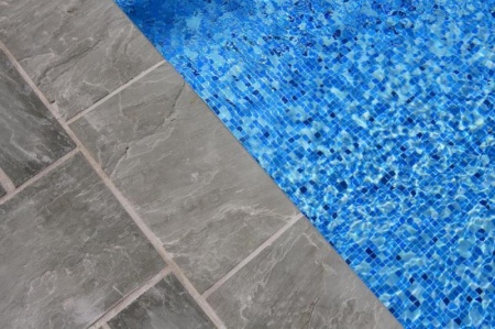 Comment cr&eacute;er une plage de piscine antid&eacute;rapante et durable ?