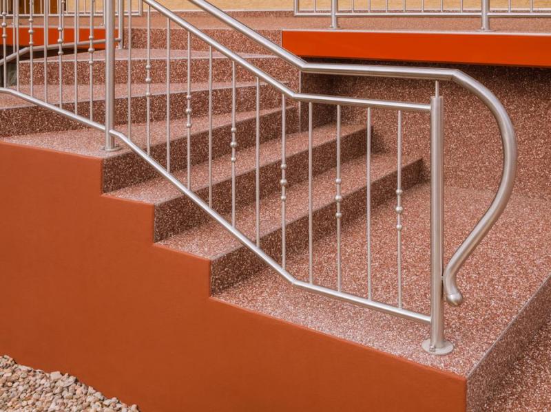 Un escalier ext&eacute;rieur ou un balcon peut aussi recevoir une moquette de pierre pos&eacute;e &agrave; la taloche